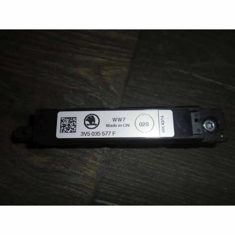 Pouze Dnes anténní zesilovač ŠKODA Rapid 5JA 2013- Superb III 3V0 2015-3V5035577F