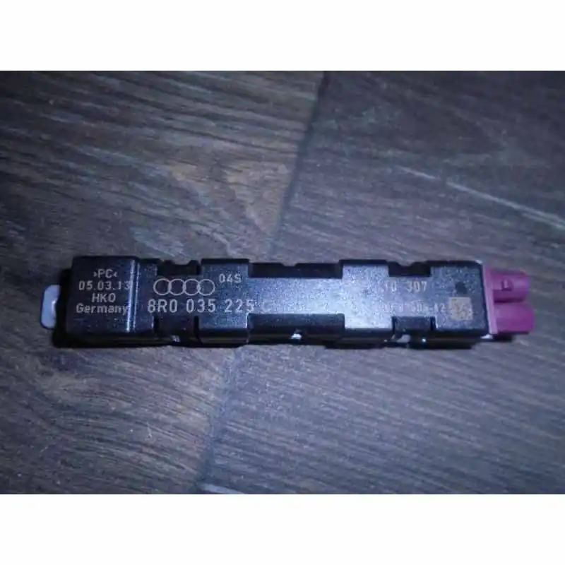 Sleva anténní zesilovač AUDI Q5 8R0 (lift) 2009-20178R0035225C