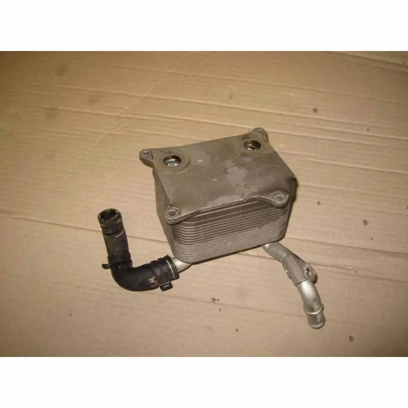 chladič oleje AUDI A4 RS4 8E0 4,2 TFSI079117015A Ihned K Objednání