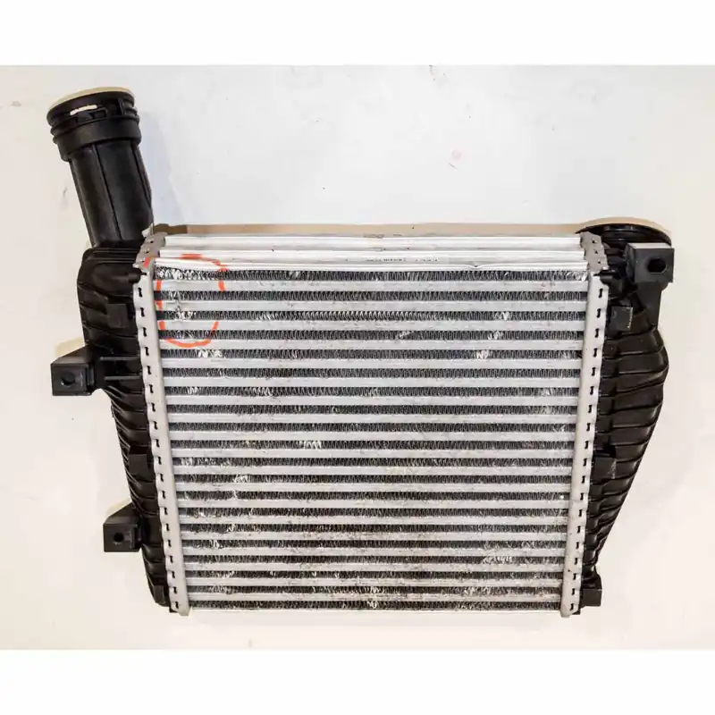 chladič intercooler pravý VW Touareg 7P07P0145804A - lehce poškozený Výhodná Nabídka