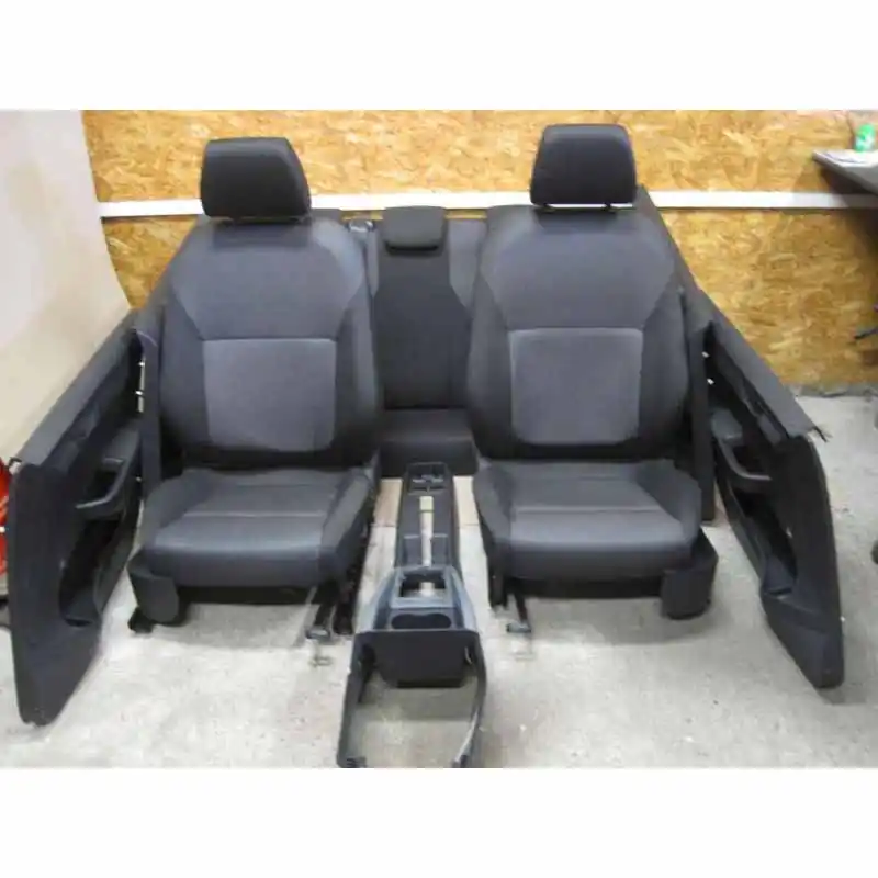 interiér - přední sedadla vyhřívaná, středový tunel ŠKODA Fabia III 6V0 HB Oblíbený