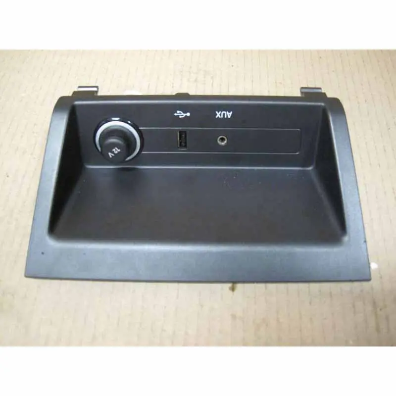 Expresní Doručení krytka palubní desky (spodní díl) + USB + AUX konektor ŠKODA Fabia III 6V06V0857367A