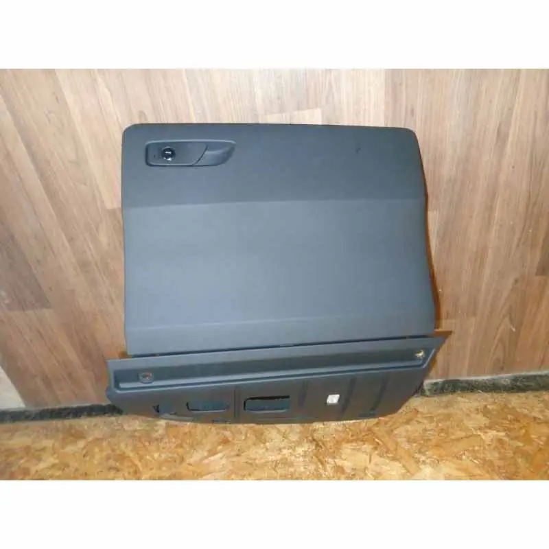 Sezónní Sleva kastlík spolujezdce AUDI Q2 GA81B857035