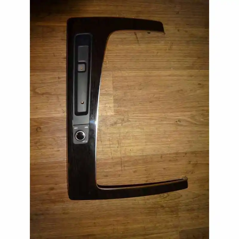 Speciální Cena dekorace středového tunelu AUDI Q5 80A80B86396980B863969ADRQ8 - poškrábaná