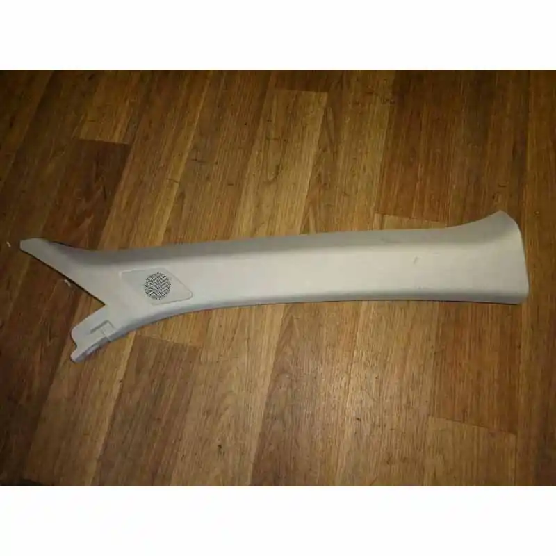 kryt sloupku A horní pravý AUDI Q3 83A83A867234EP5 - lehce poškozený Oblíbený