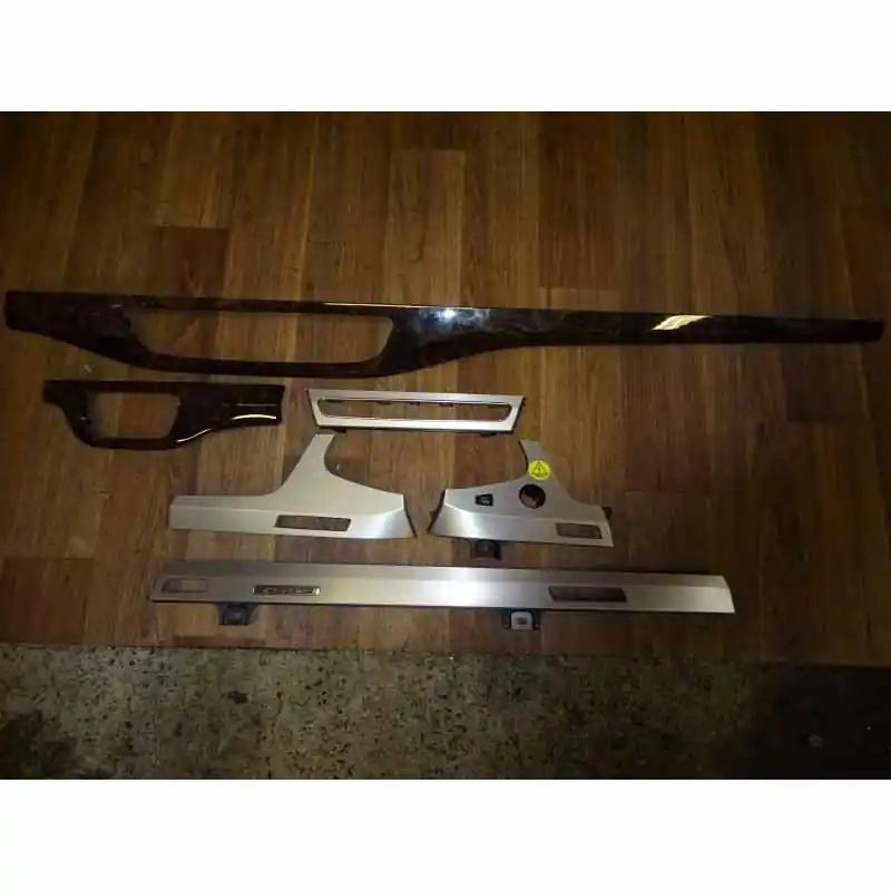 Akce dekorace palubní desky - dekorační lišty AUDI Q7 4M04M1853190BGM5 - lehce poškozeno