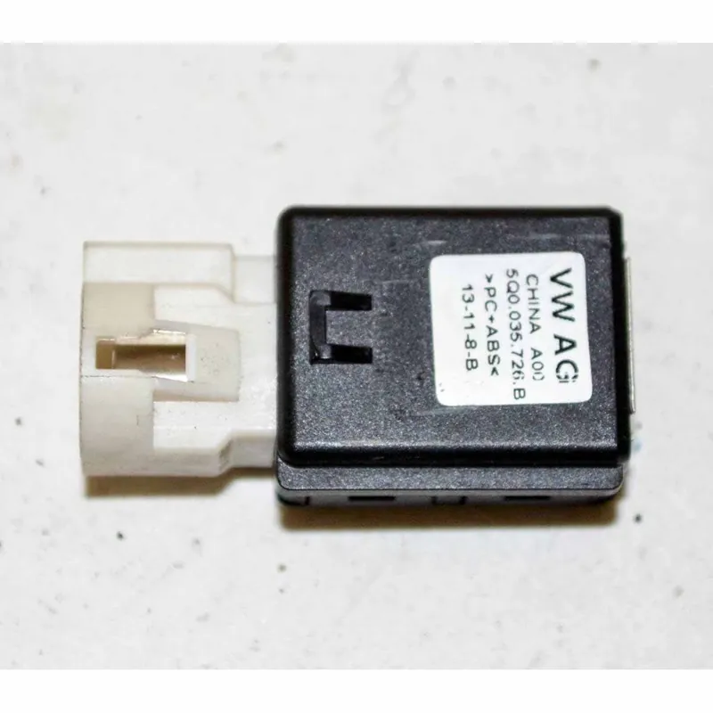 Sleva konektor USB ŠKODA Octavia III 5E05Q0035726B