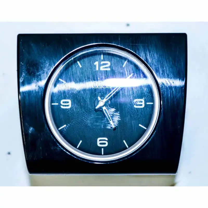 hodiny do palubní desky AUDI A8 4H0 lift4H0919204M - lehce poškrábané Kup Teď